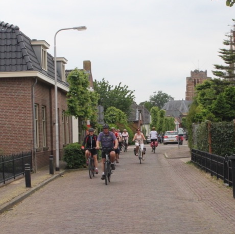 fietsers in Beesd